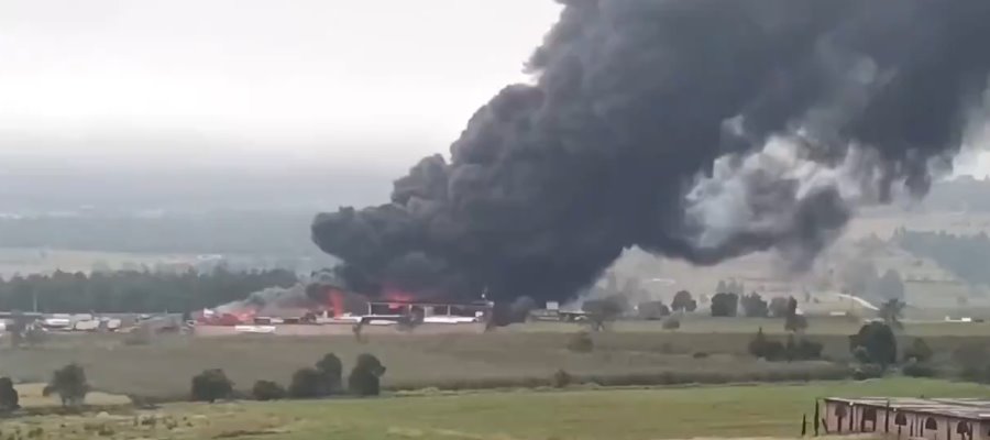 Se registra fuerte incendio en fábrica de aceite automotriz en Puebla