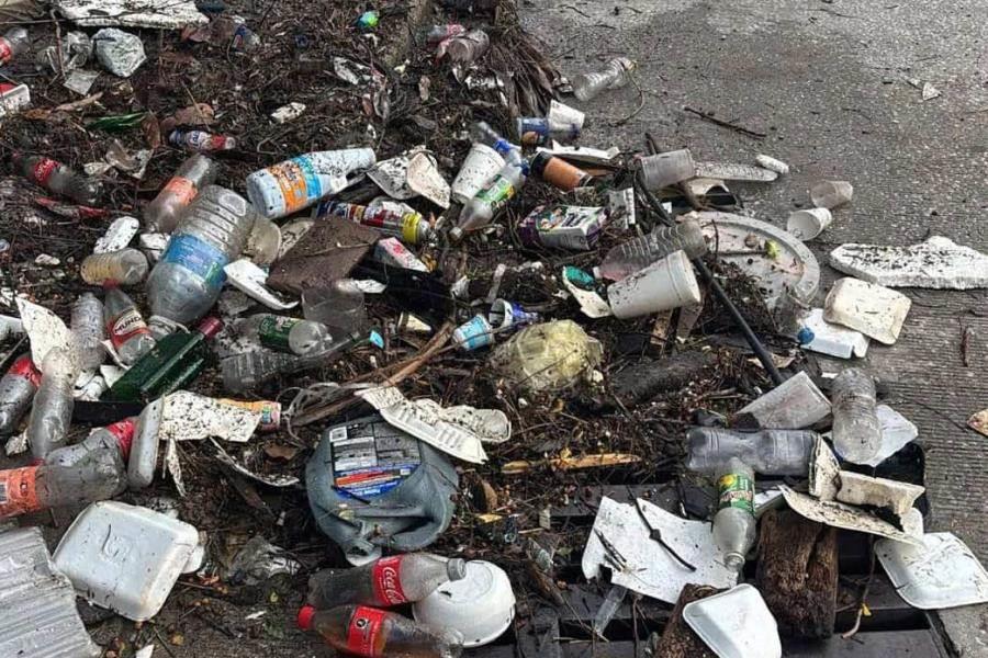 Exhibe Centro basura acumulada en alcantarillas tras anegaciones