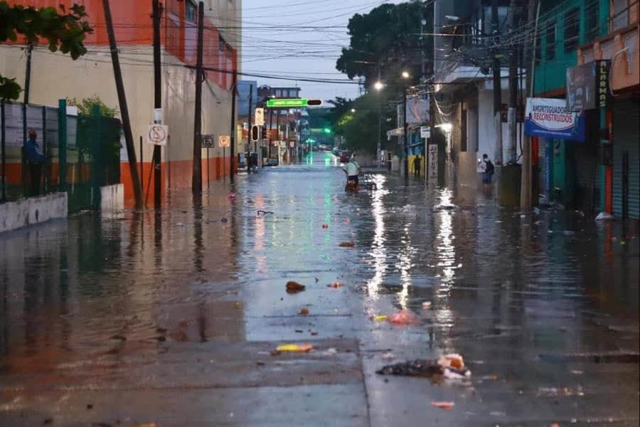 Caos por intensa lluvia en calles y colonias de Villahermosa