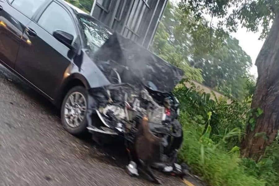 Choca automóvil y camioneta en la Villahermosa-Cárdenas; hombre resulta herido