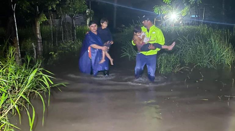 Evacuan a 10 familias en Nacajuca, tras fuertes lluvias de este sábado