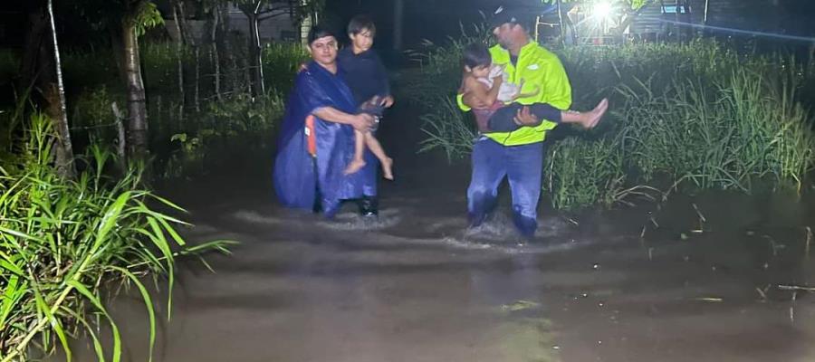 Evacuan a 10 familias en Nacajuca, tras fuertes lluvias de este sábado