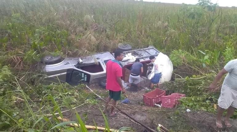 Vuelca camioneta que transportaba pescado en la Villahermosa-Frontera