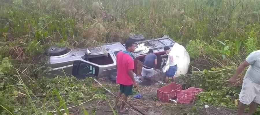 Vuelca camioneta que transportaba pescado en la Villahermosa-Frontera