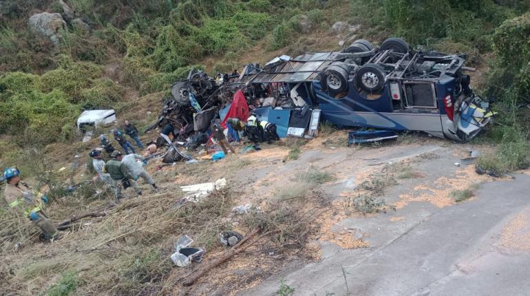 Mueren 19 en autobús tras caer a barranco en Zacatecas