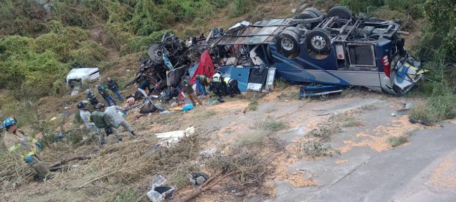 Mueren 19 en autobús tras caer a barranco en Zacatecas