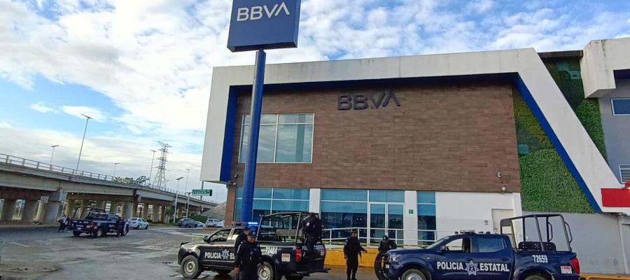 Balean a policía afuera de sucursal bancaria en Guayabal