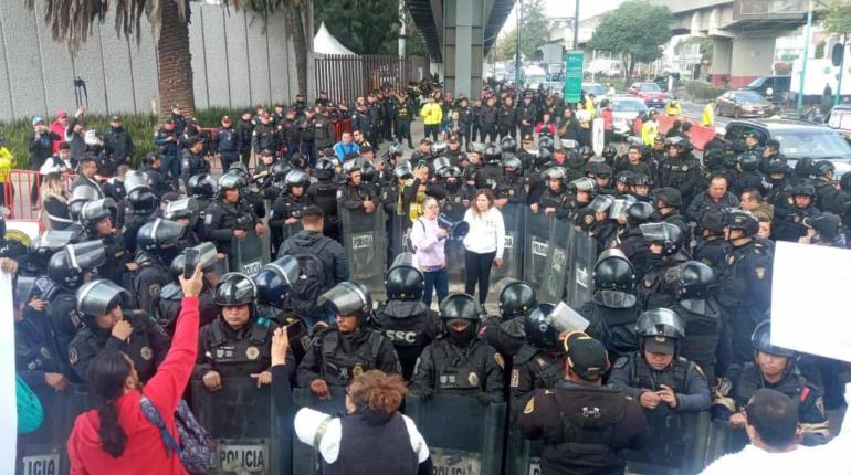 Trabajadores judiciales protestan afuera del Autódromo Hermanos Rodríguez previo al GP de México