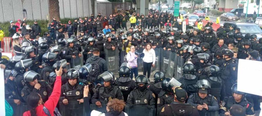 Trabajadores judiciales protestan afuera del Autódromo Hermanos Rodríguez previo al GP de México