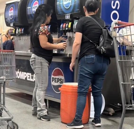 Causa polémica video de mujeres llenando termo de gran tamaño en Costco