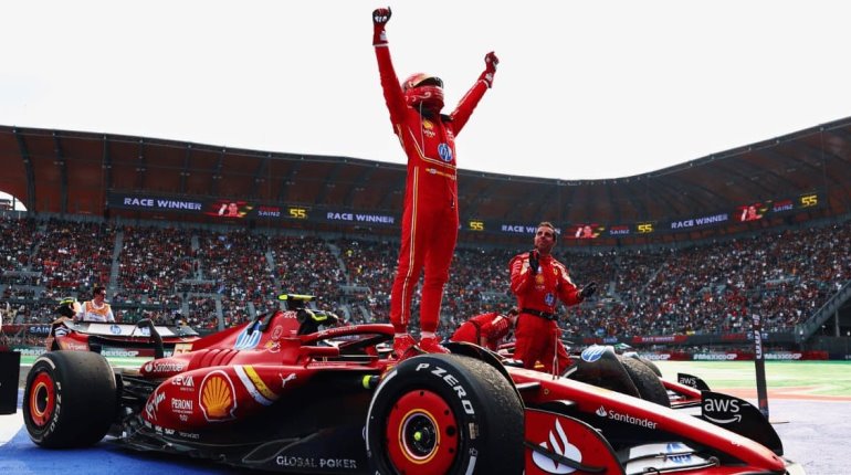 Carlos Sainz de Ferrari gana el GP en México; Checo termina último