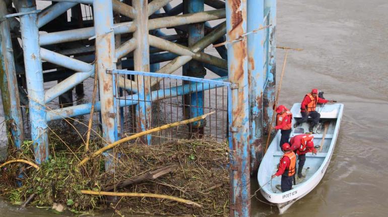 Retira CEAS material vegetal y plástico de zona de captación de potabilizadora ´El Mango´