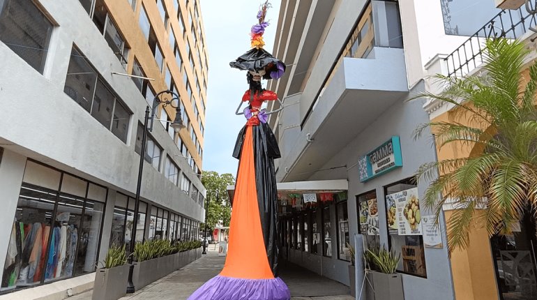 Instalan catrinas monumentales por Día de Muertos en Barrio Mágico