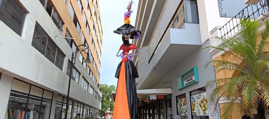 Instalan catrinas monumentales por Día de Muertos en Barrio Mágico