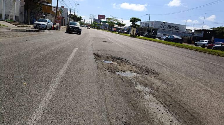 Reportan ciudadanos baches y hundimiento en vías de Centro