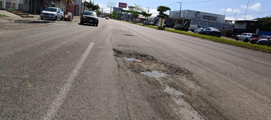 Reportan ciudadanos baches y hundimiento en vías de Centro