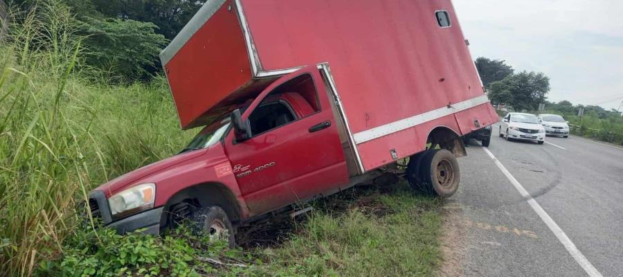 Dos motociclistas y unidad de cargan sufren accidentes en hechos diferentes