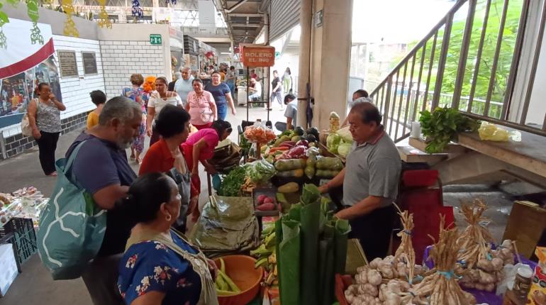 Se preparan tabasqueños para Día de Muertos con compra de productos en el Pino Suárez