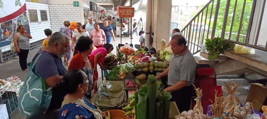 Se preparan tabasqueños para Día de Muertos con compra de productos en el Pino Suárez