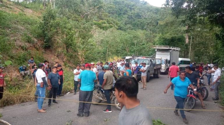 Habitantes de Chiapas cierran carretera a Oxolotán, Tacotalpa