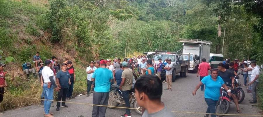 Habitantes de Chiapas cierran carretera a Oxolotán, Tacotalpa