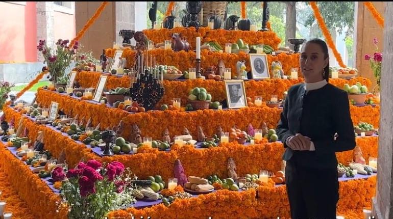 Dedica Sheinbaum altar de Día de Muertos de Palacio Nacional a heroínas de la patria