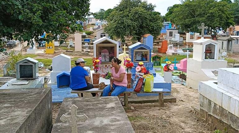 Celebran y recuerdan habitantes de Centro a seres queridos este 1 de noviembre