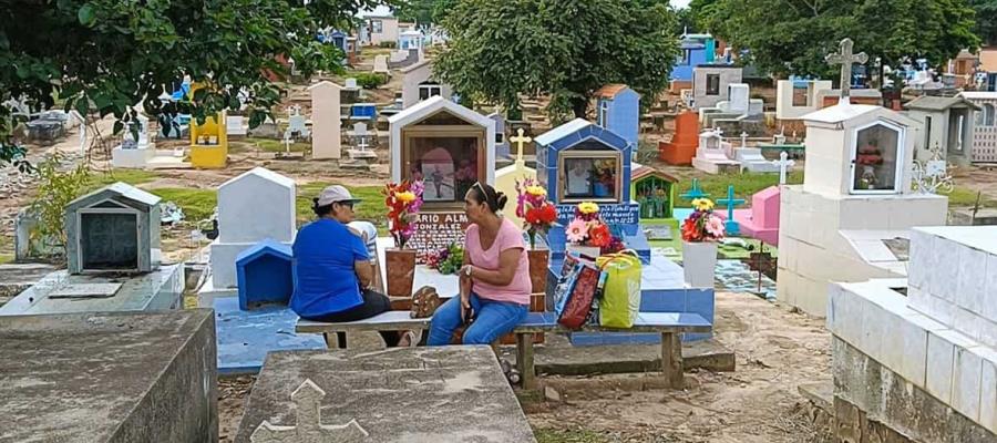 Celebran y recuerdan habitantes de Centro a seres queridos este 1 de noviembre