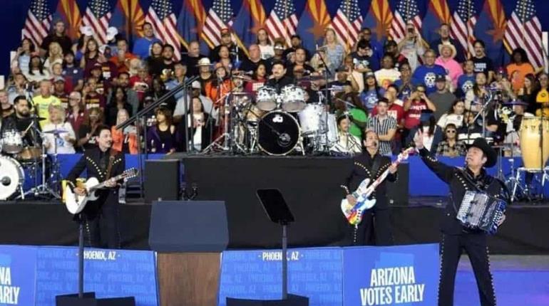 Los Tigres del Norte respaldan a Kamala Harris durante mitin en Phoenix