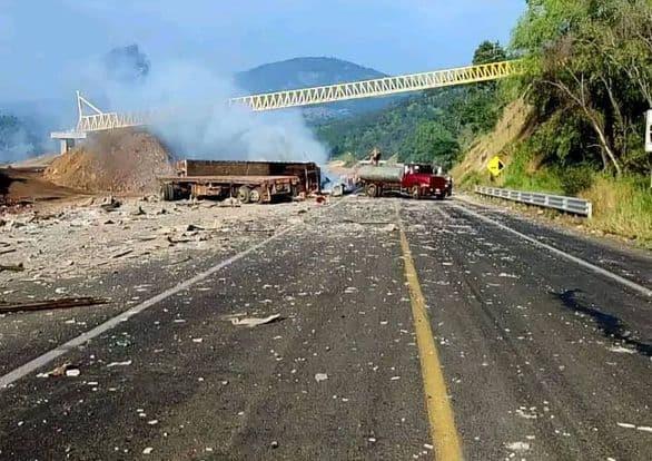 Al menos 7 muertos, saldo de choque de tráileres en autopista de Michoacán 