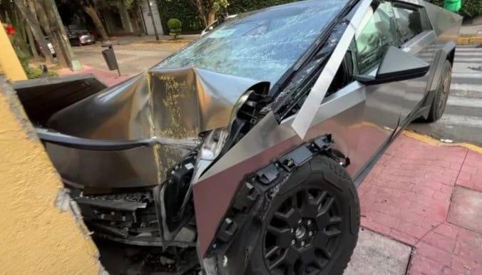 Cybertruck, auto "indestructible" de Tesla, choca contra casa en CDMX y queda severamente dañado