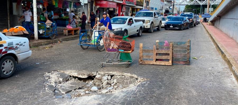 Se vuelve a formar socavón en carril lateral de Ruiz Cortines