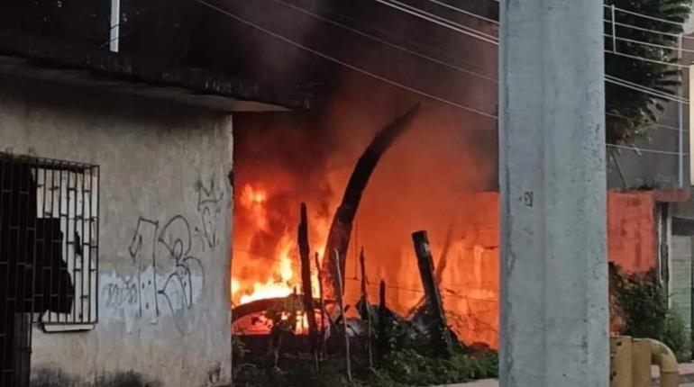 Se incendia taller automotriz en Macuspana