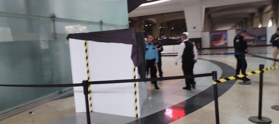 Hombre muere tras lanzarse del tercer piso de una plaza comercial en la CDMX