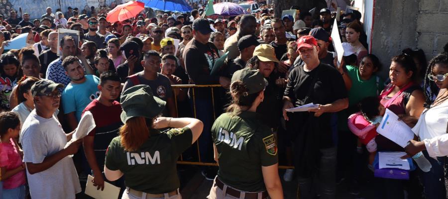 Cientos de migrantes buscan apresurar trámites de asilo previo a las elecciones presidenciales en EE. UU