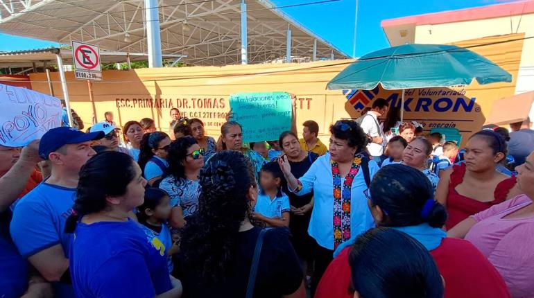 Bloquean padres de familia por falta de energía eléctrica en primaria Tomás Díaz