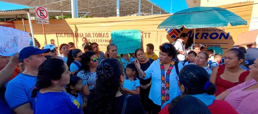 Bloquean padres de familia por falta de energía eléctrica en primaria Tomás Díaz