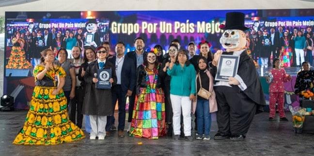 Cuarto Récord Guinness para Dr. Simi, ahora por el altar de Muertos más grande del mundo