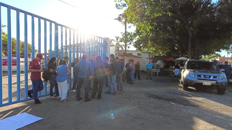 Protestan operadores de cárcamos por retención de vacaciones