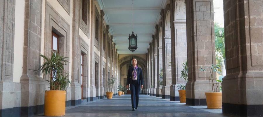 Comparte Sheinbaum fotografía en pasillos de Palacio Nacional a un mes de haber asumido la presidencia