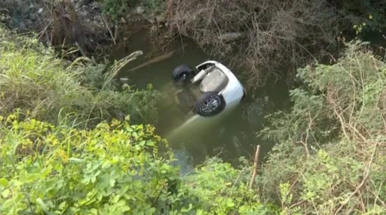 Conductor pierde el control de su vehículo y cae auto dentro de presa en Nuevo León