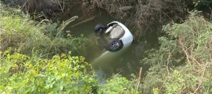 Conductor pierde el control de su vehículo y cae auto dentro de presa en Nuevo León