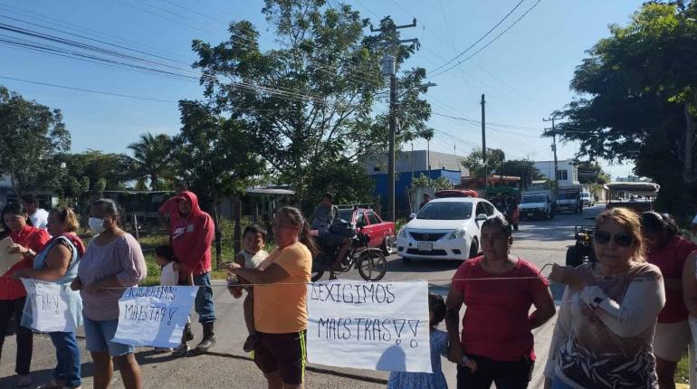 Papás de kínder en ranchería Paso Real exigen cambio de maestro con bloqueo en carretera principal