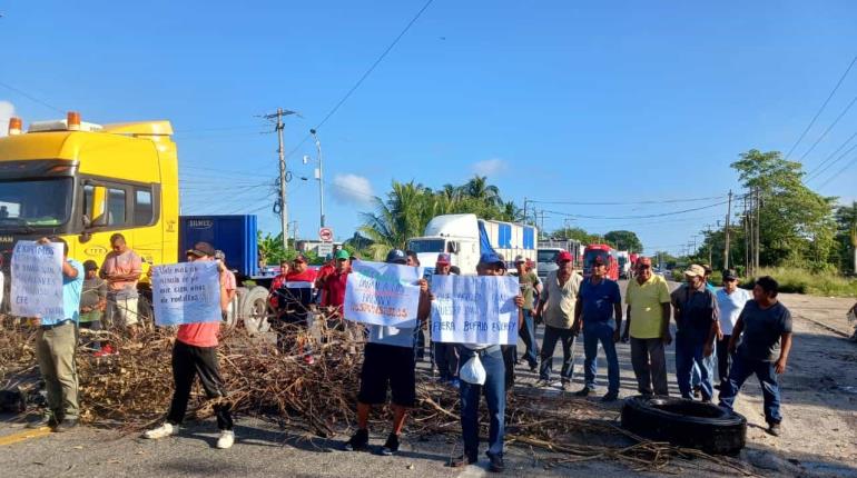 Tras 5 horas de bloqueo en la Villahermosa – Frontera, pescadores dialogan con autoridades