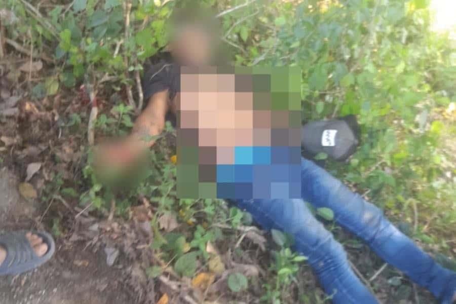 Localizan hombre sin vida a orillas de la carretera en Guatacalca