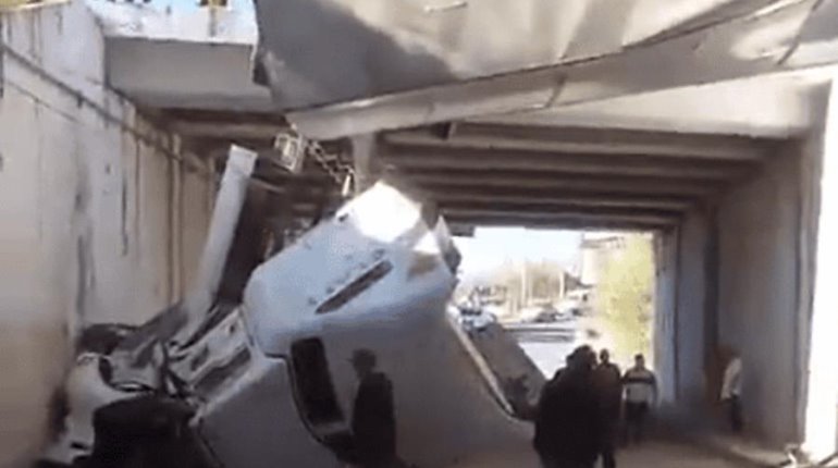 Colapsa tráiler en puente de la autopista México-Querétaro