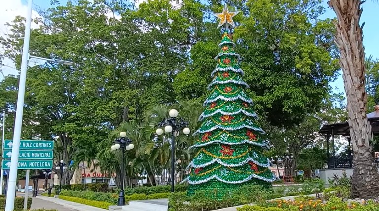 ¡Llega la Navidad a Villahermosa! Instalan primeros árboles de temporada