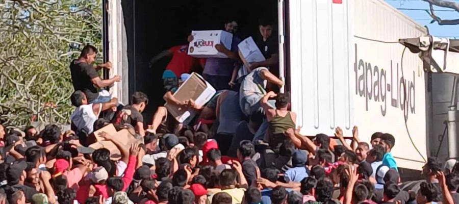 ¡Siempre sí! Rapiñan tráiler volcado en la Cárdenas – Coatzacoalcos