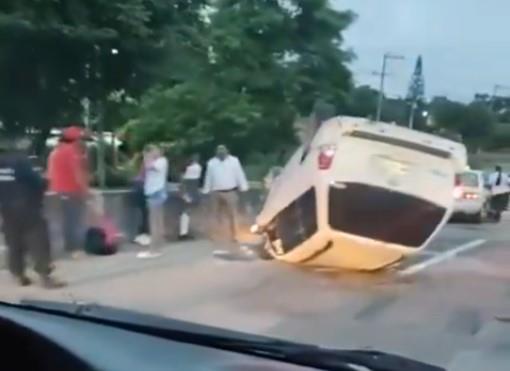 Vuelca camioneta en la Teapa-Villahermosa a la altura de Tumbulushal
