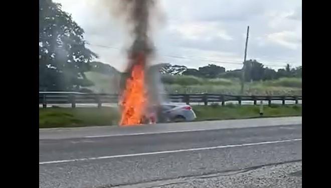 Se incendia auto en la Villahermosa – Cárdenas; 3 menores salen lesionados